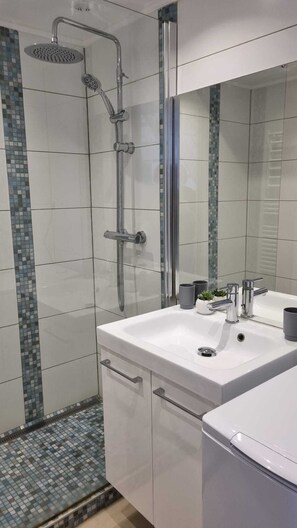 Dusche, Haartrockner, Toilettenpapier