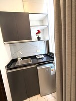 Estudio superior | Cocina básica privada | Frigorífico pequeño, microondas y placa de cocina