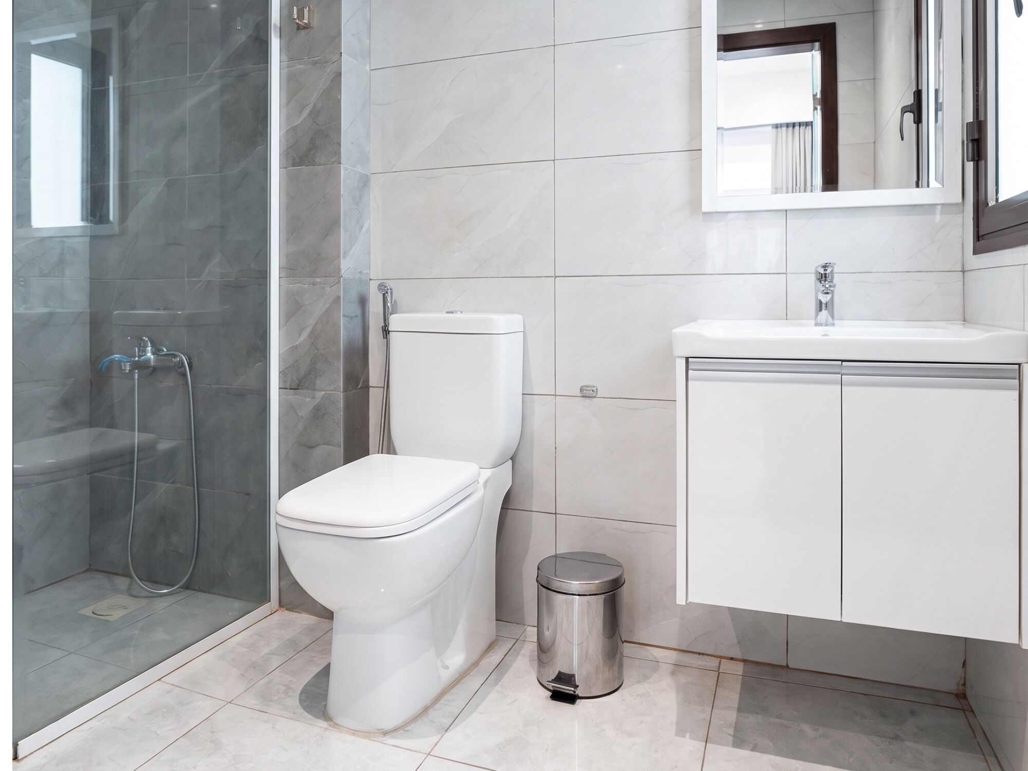 Superior Studio | Bathroom | Free toiletries, towels, soap, shampoo