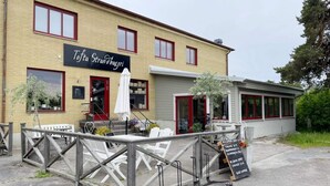 A building with a sign reading 'Tota Stran Bageri' and outdoor seating with tables and chairs. - 4 Star Holiday Home in Gotlands Tofta (Gotlands Tofta)