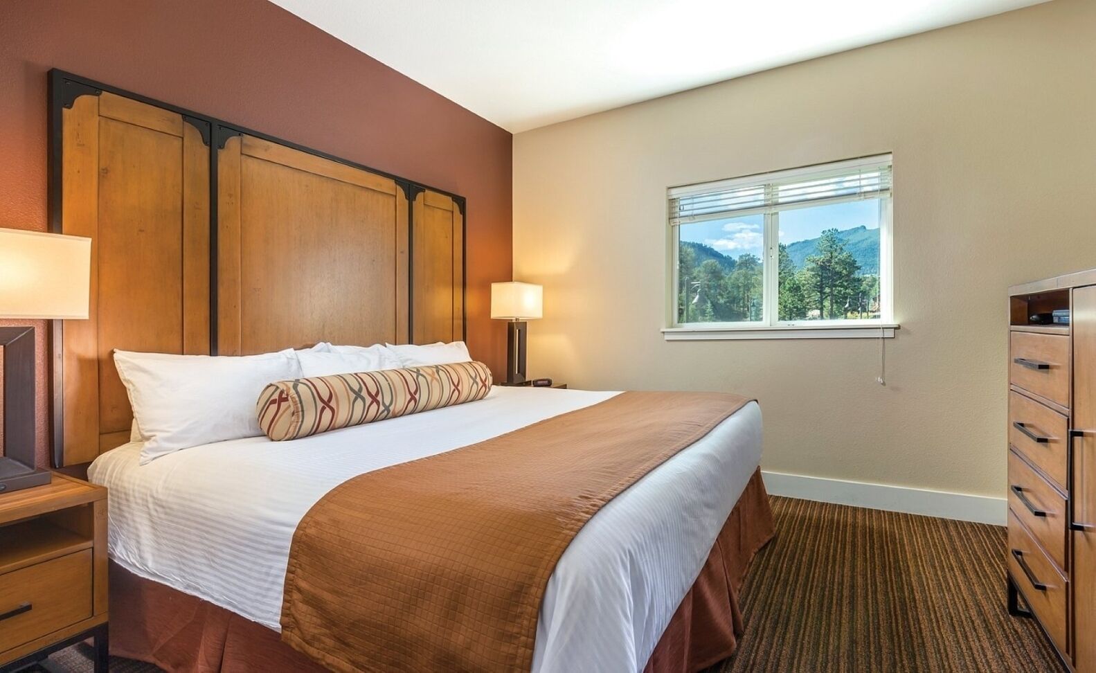 2 bedrooms, in-room safe, desk, iron/ironing board