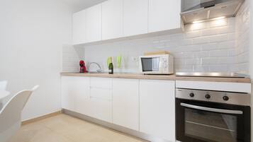 Geladeira, micro-ondas, fogão, cooktop