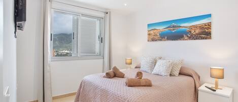 Tabla de planchar con plancha, wifi y ropa de cama