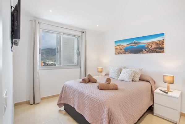 Iron/ironing board, WiFi, bed sheets