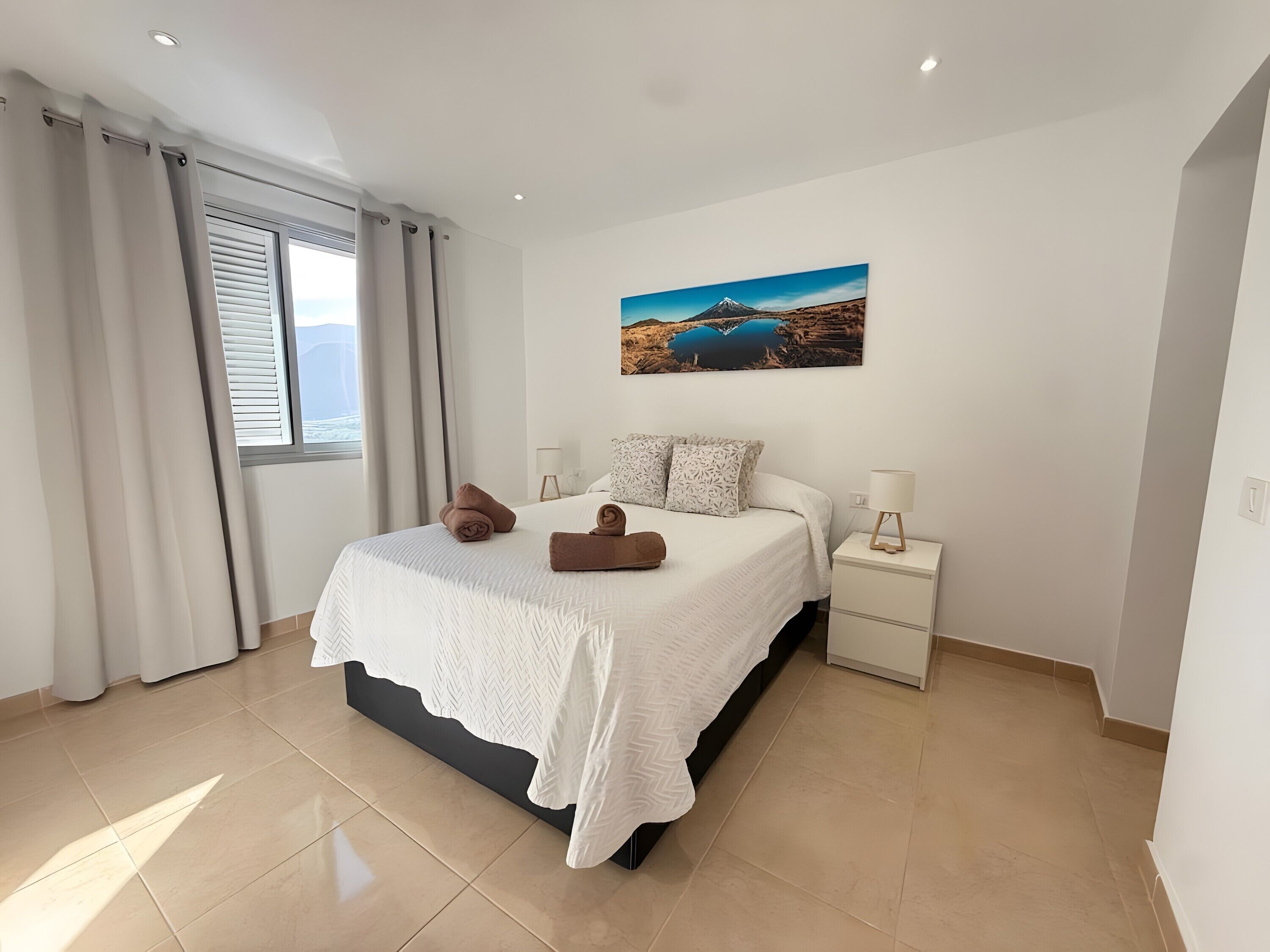 Een strijkplank/strijkijzer, wifi, beddengoed