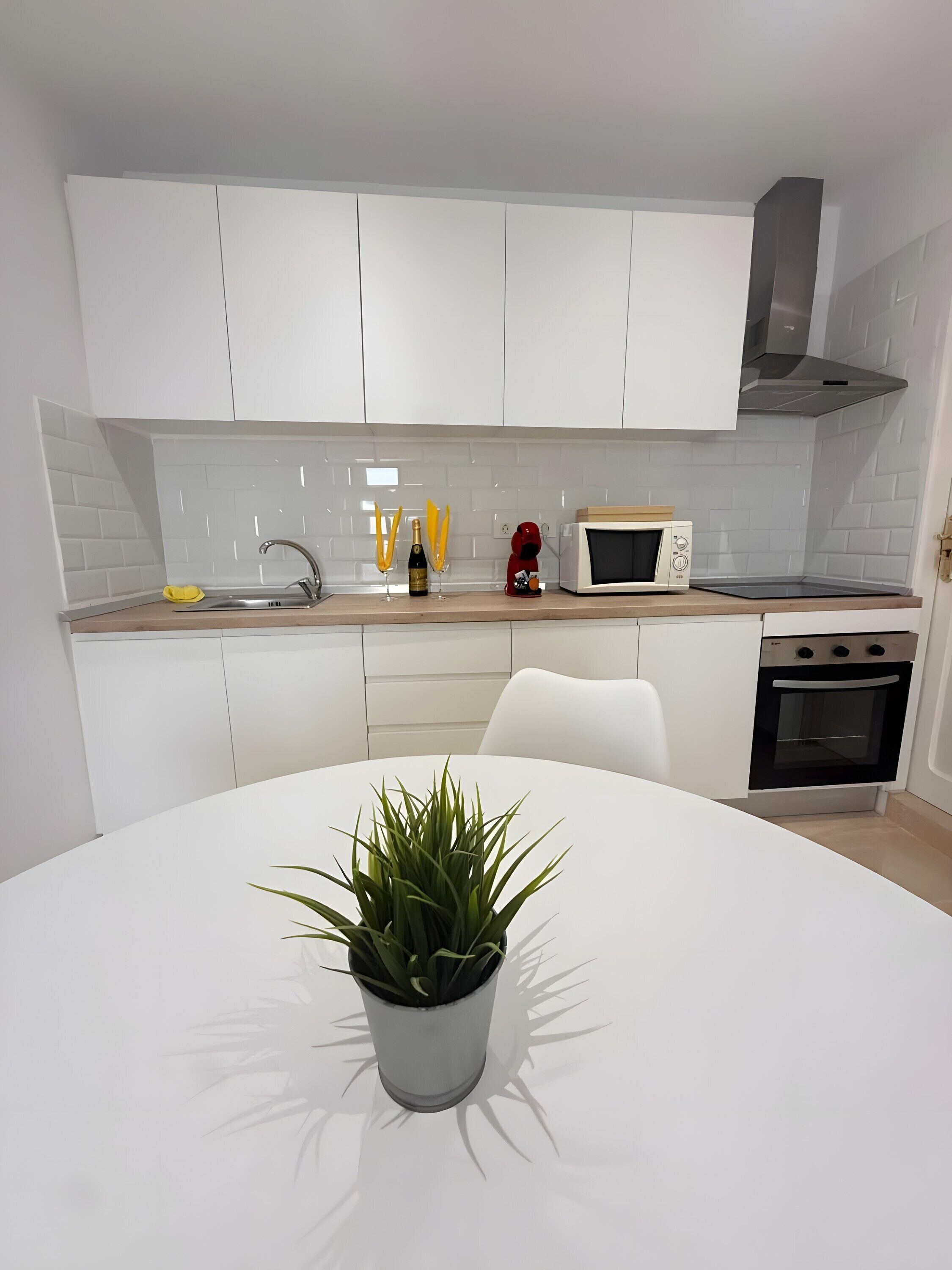 Een koelkast, een magnetron, een oven, een kookplaat