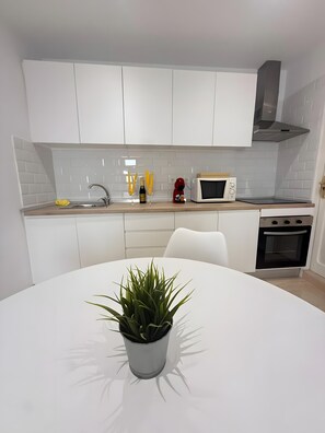 Een koelkast, een magnetron, een oven, een kookplaat