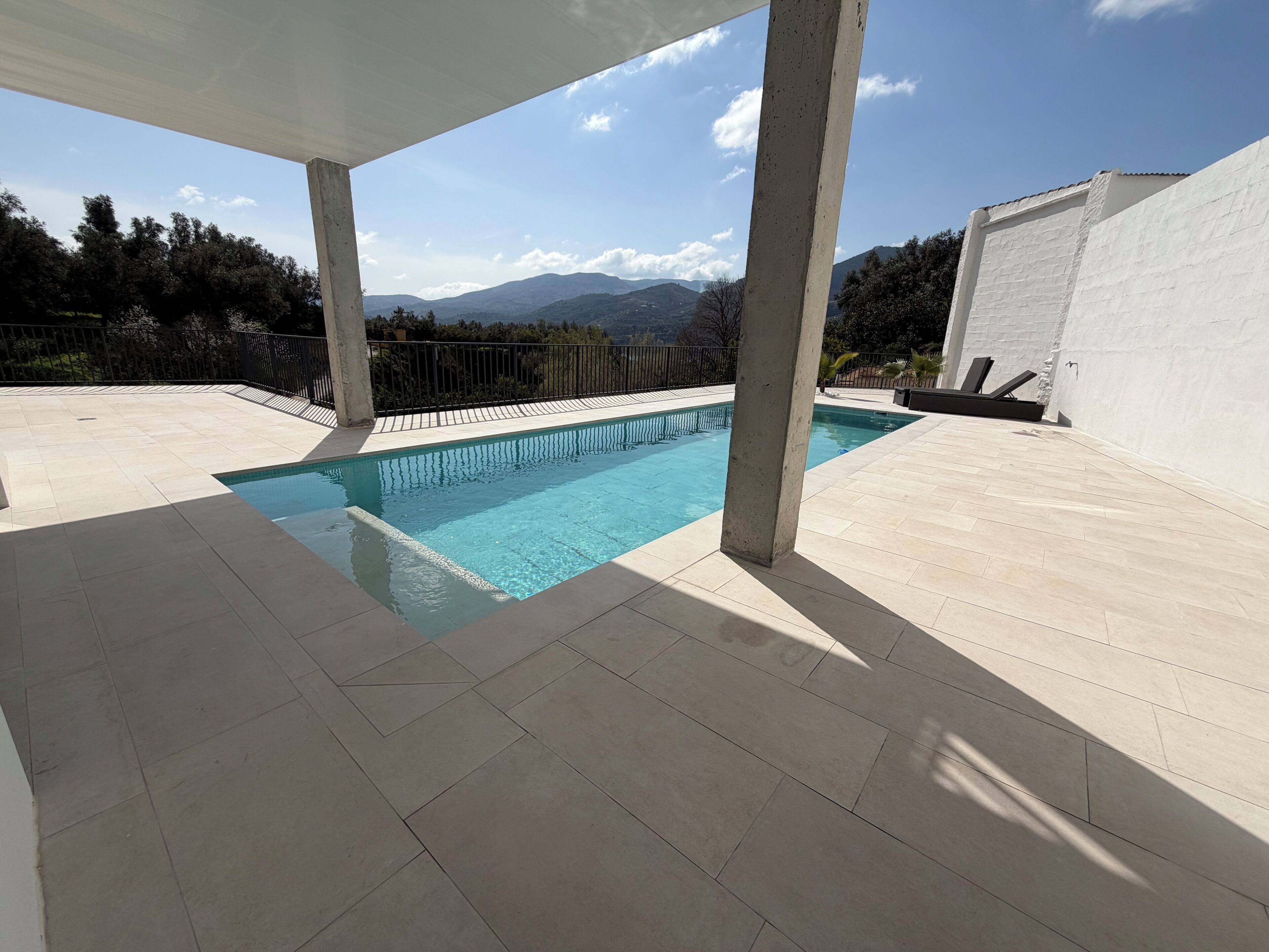 Kauden mukainen ulkouima-allas