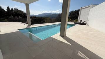 Kauden mukainen ulkouima-allas