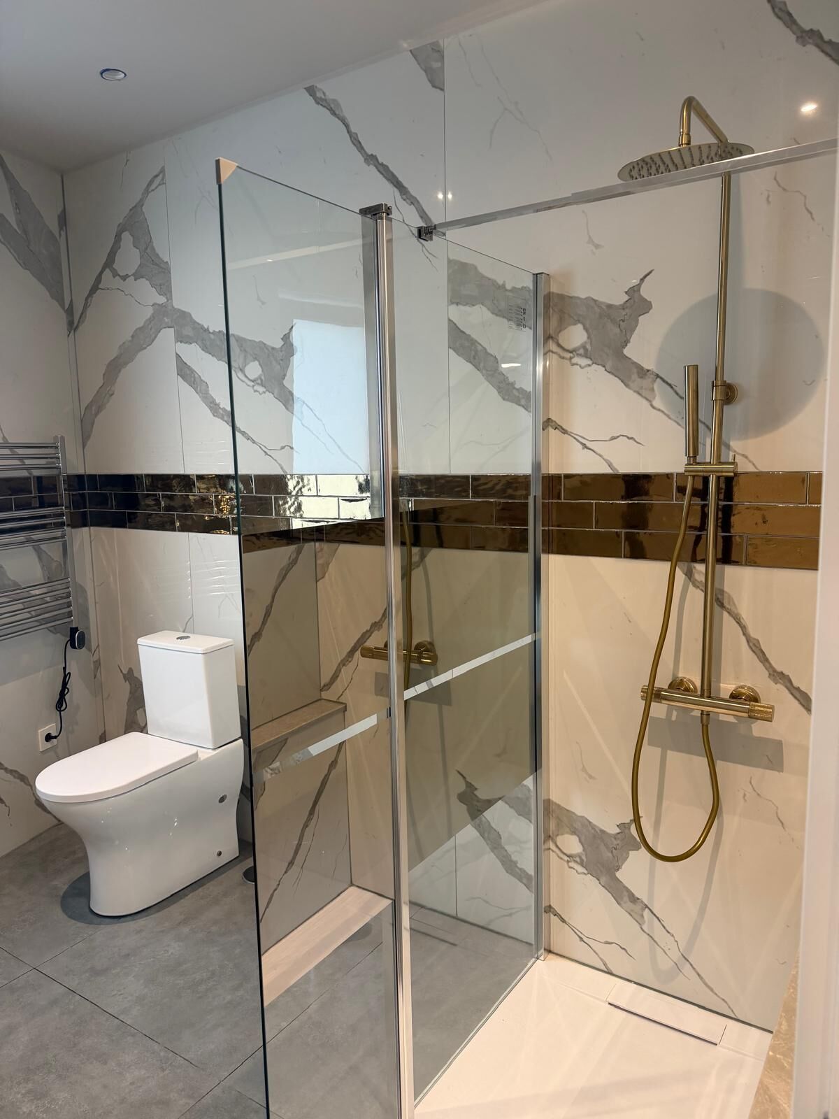 Kahden hengen deluxe-huone, parveke, järvinäköala | Kylpyhuone | Suihku, sadesuihkupää, pyyhkeet, saippua