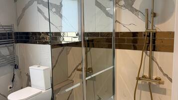 Quarto casal luxo, sacada, vista para o lago | Banheiro | Chuveiro, chuveiro com efeito de chuva, toalhas de banho, sabonete