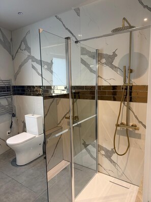 Deluxe Double Room, Balcony, Lake View | Bathroom