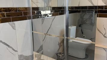 Dobbeltrom – deluxe, balkong, utsikt mot innsjø | Bad | Dusj, regndusjhode, håndklær og såpe