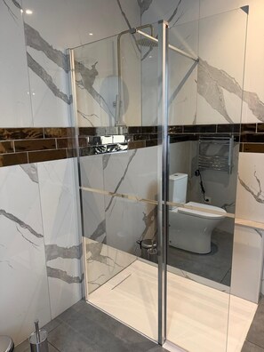 Deluxe Double Room, Balcony, Lake View | Bathroom