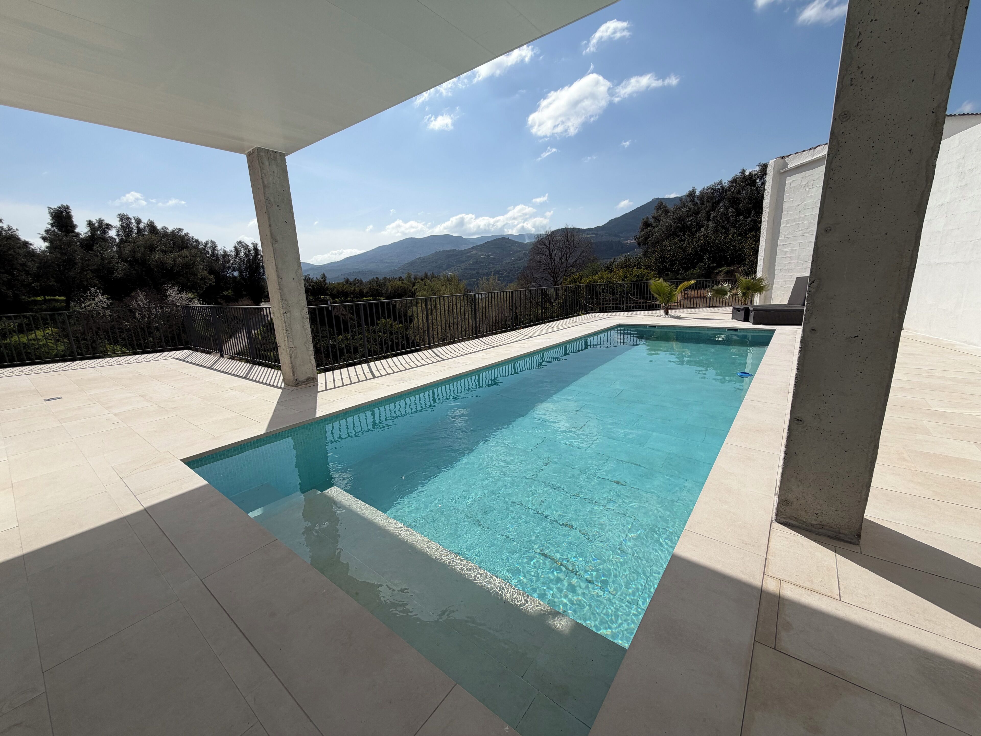 Een seizoensgebonden buitenzwembad