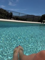 Una piscina al aire libre de temporada