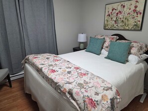 Room - 3 Bedroom, Full Kitchen, Fire pit, Parking + Yard. Close to the Airport. (Lincoln Parish)