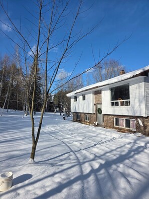 Exterior - 3 Bedroom, Full Kitchen, Fire pit, Parking + Yard. Close to the Airport. (Lincoln Parish)