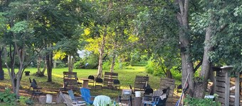 3 Bedroom, Full Kitchen, Fire pit, Parking + Yard. Close to the Airport.