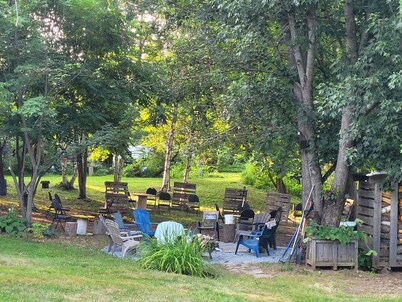 3 Bedroom, Full Kitchen, Fire pit, Parking + Yard. Close to the Airport.