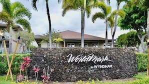 Un mur de pierre sur lequel on peut lire les mots « Wynham » et « GoldMark » de Wyndham.
