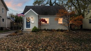 Una casa con un portone d'ingresso, una ghirlanda e una bandiera americana.