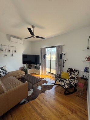 TV - 2BR with Private Deck-360° Views in Charming Red Hook (Brooklyn)