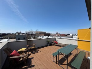 Outdoor dining - 2BR with Private Deck-360° Views in Charming Red Hook (Brooklyn)