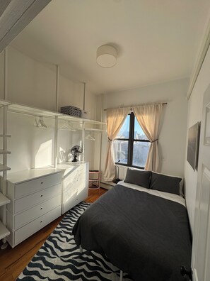 Iron/ironing board, WiFi, bed sheets - 2BR with Private Deck-360° Views in Charming Red Hook (Brooklyn)