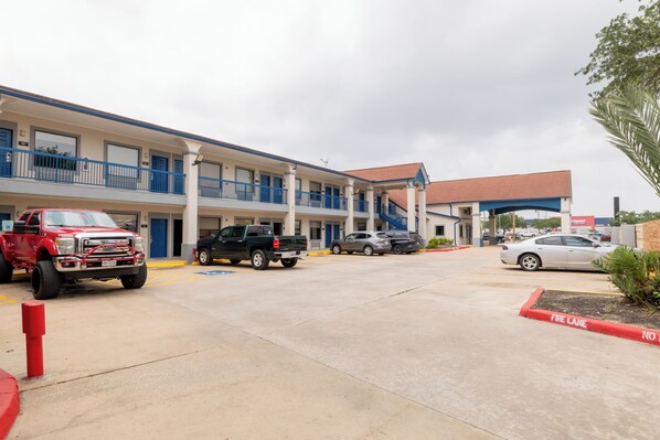 A multi-story motel with a parking lot. - Azul Inn Houston Hobby Airport (Houston)