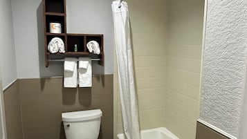 Standard-Einzelzimmer, 1 King-Bett | Badezimmer | Badewanne, Handtücher, Seife, Shampoo