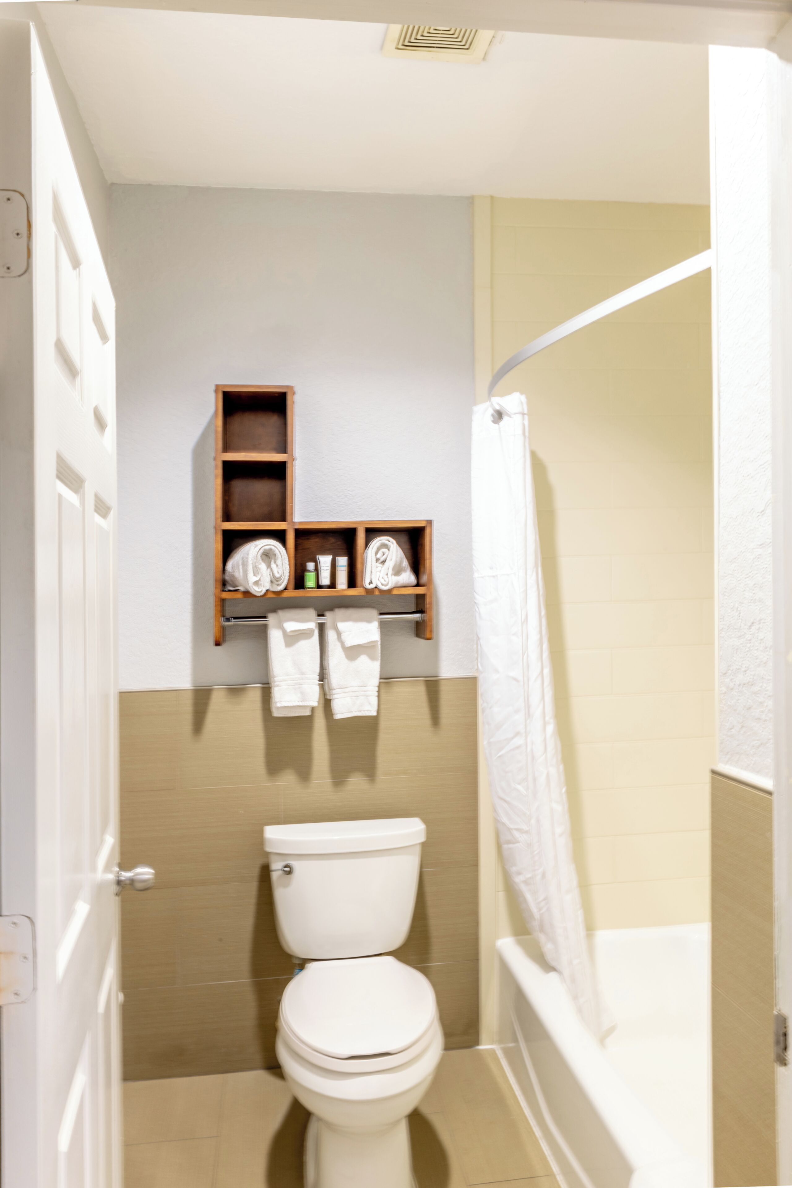 Badewanne, Handtücher, Seife, Shampoo