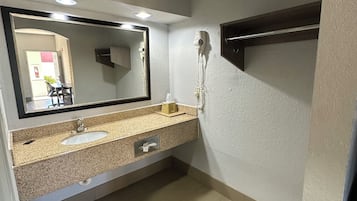 Standard Single Room, 1 King Bed | Bathroom | Bathtub, towels, soap, shampoo