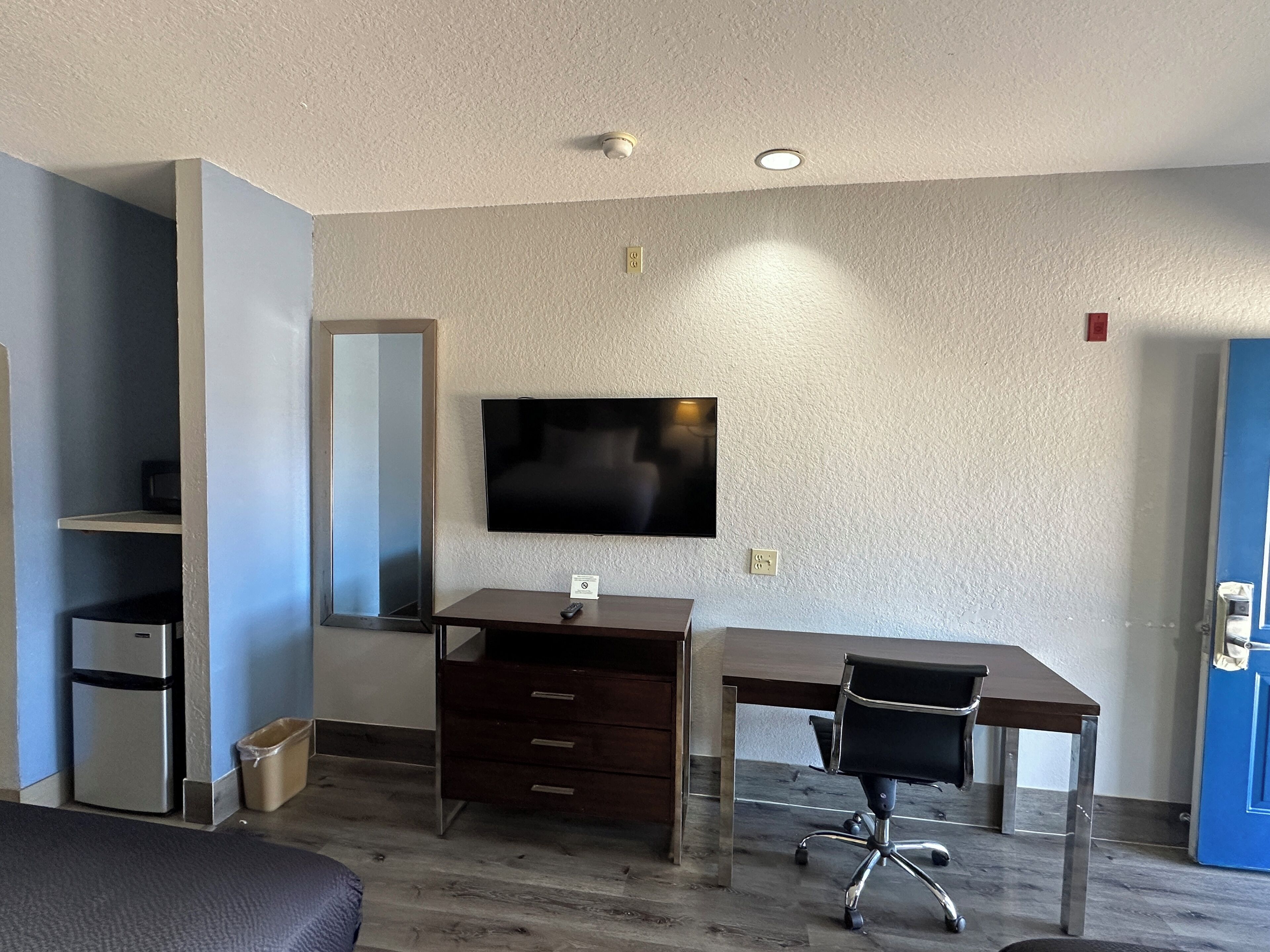 Standard Single Room, 1 King Bed | Desk, laptop workspace, free WiFi