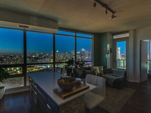 Living area - Executive Condo Downtown with Skyline view + Parking (Toronto)