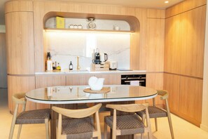 Dining - A Luxurious 2-BR/2BA - Vieux Port (Marseille)