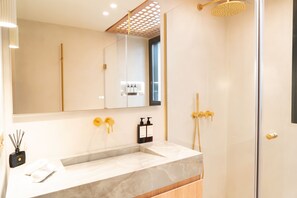 Shower, hair dryer, towels - A Luxurious 2-BR/2BA - Vieux Port (Marseille)