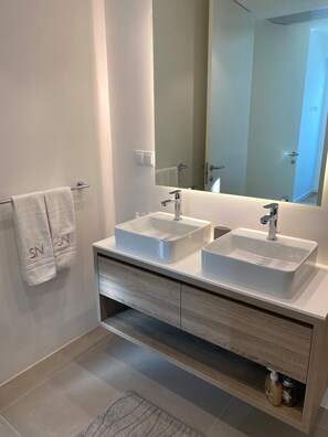 淋浴设施、吹风机、坐浴桶、毛巾