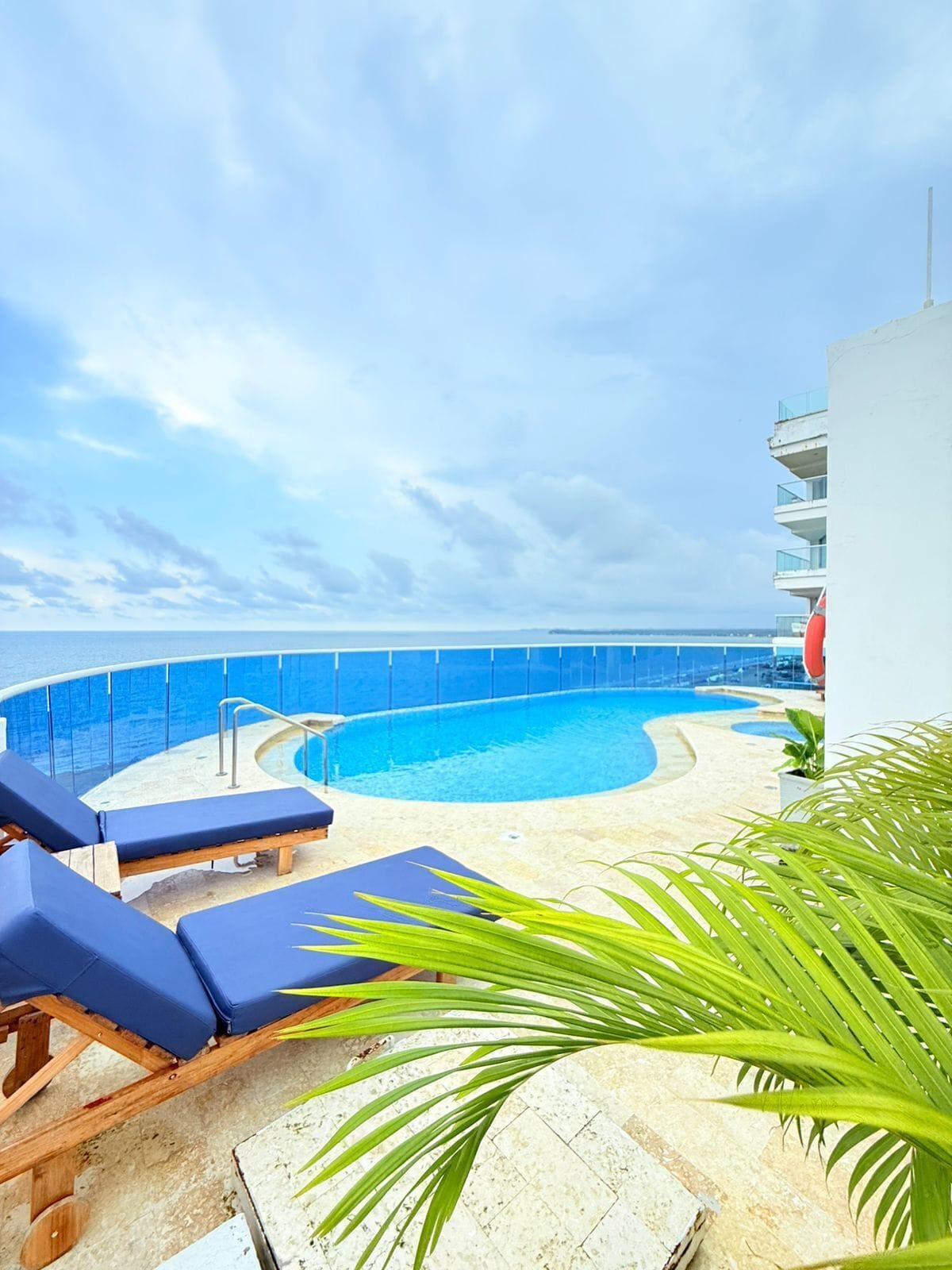 Outdoor pool, free pool cabanas, pool loungers
