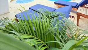 A pool area with lounge chairs and a view of the ocean. - Apartamento 504 vista al mar  (Cartagena)