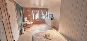 4 habitaciones, tabla de planchar con plancha, wifi y ropa de cama 