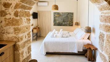 Travel cot, WiFi, bed sheets