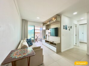 Apartamento básico | Área de estar | TV de tela plana