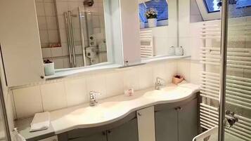 Douche, sĂšche-cheveux, serviettes fournies, savon