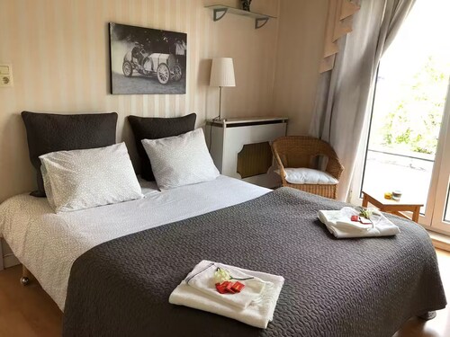 5000Sqfeet/3floors+studio/3parking/nearcity/garden