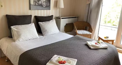 5000Sqfeet/3floors+studio/3parking/nearcity/garden