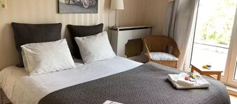 5000Sqfeet/3floors+studio/3parking/nearcity/garden