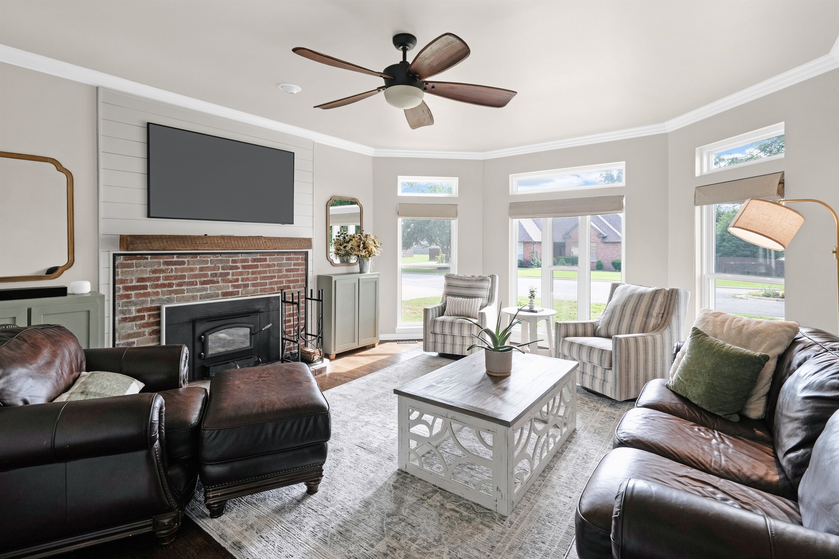 Smart TV, fireplace, books, music library