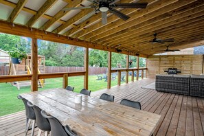 Outdoor dining - Bentonville Belle • Bike Storage & Trails | Near Crystal Bridges (Bentonville)