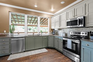 Fridge, microwave, oven, stovetop - Bentonville Belle • Bike Storage & Trails | Near Crystal Bridges (Bentonville)